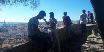 Em Portugal "não têm que estar sempre à defesa". Uma reportagem que revela pormenores sobre a vida do menores refugiados acolhidos pela Cruz Vermelha Portuguesa